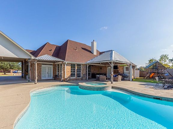 3rd image of 665 Winchester Dr