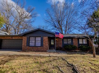 2209 E Ridgewood Dr, Springfield, MO 65804