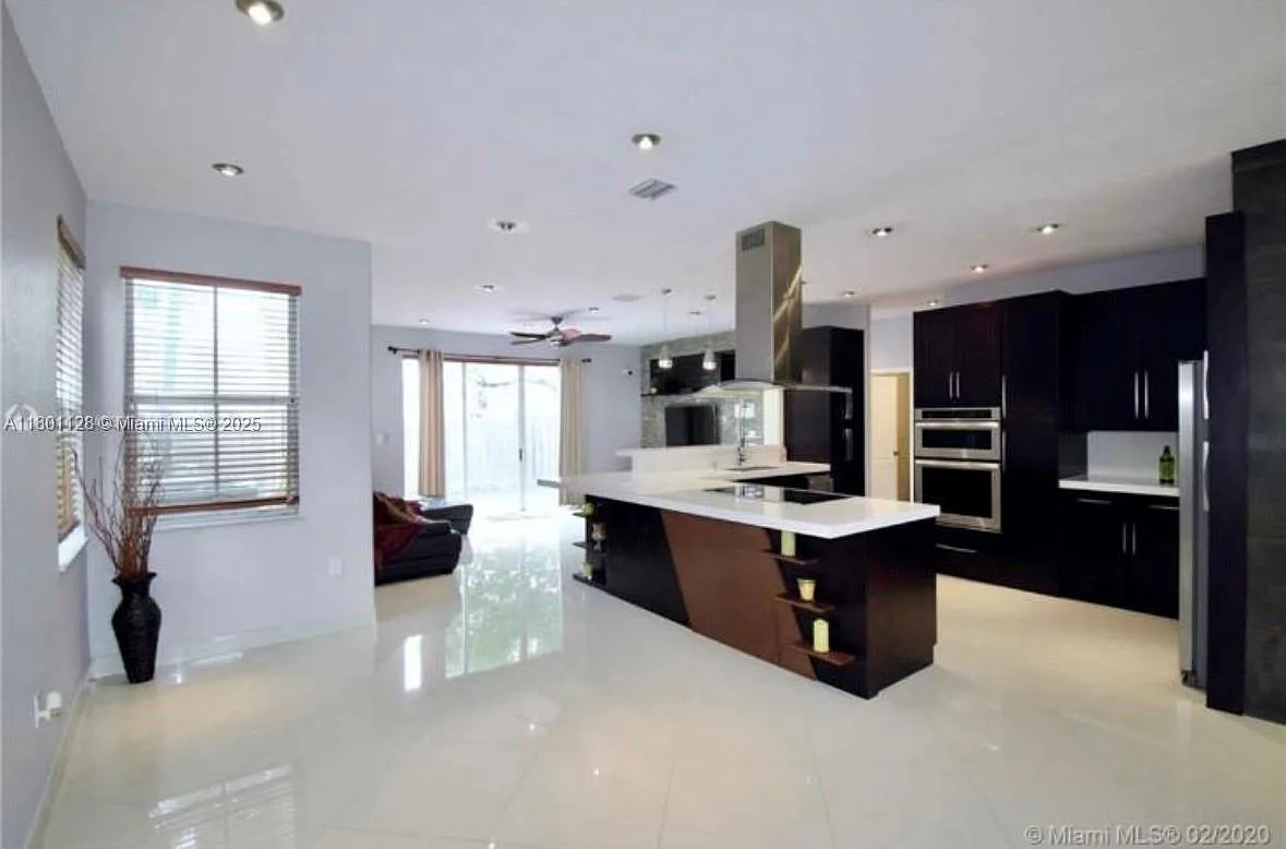4 bed, 2306 sqft, $5,000 — Photo 2