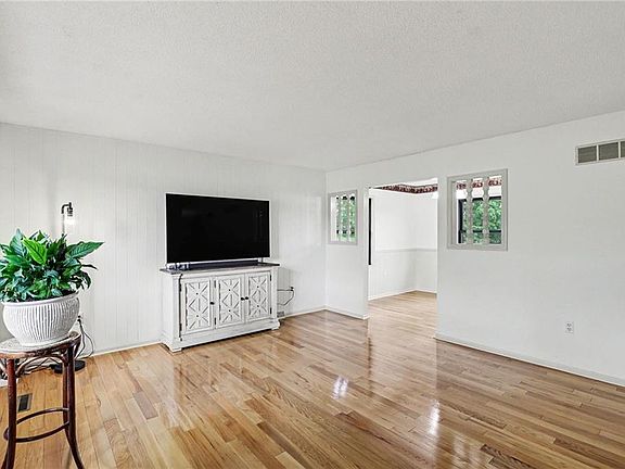 5th image of 300 E Casey Rd