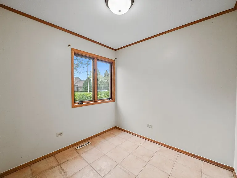 808 Shakespeare Dr — Photo 2