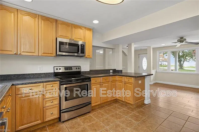 3 bed, 3.5 bath, 2572 sqft, $3,200 — Photo 2