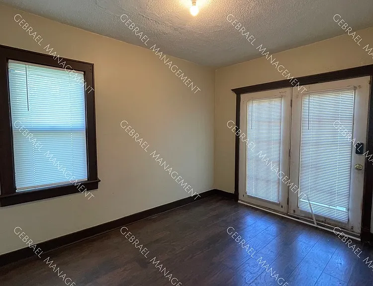 916 Perry St — Photo 8