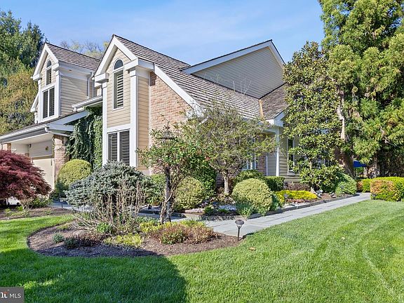 2nd image of 20 Old Boxwood Ln