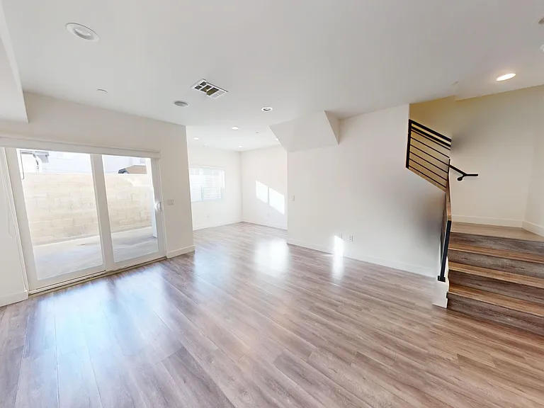 14827 Victory Blvd — Photo 16