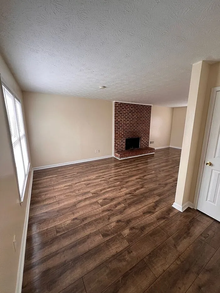 3 bed, 2.0 bath, 1200 sqft, $1,550 — Photo 2