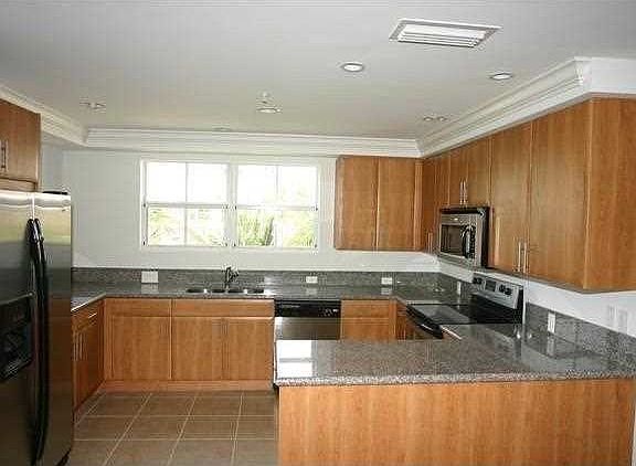4th image of 619 NE 8th Ave