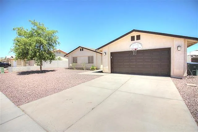 6244 E 40th Pl