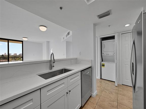 4th image of 604-1690 SW 27th Ave #604