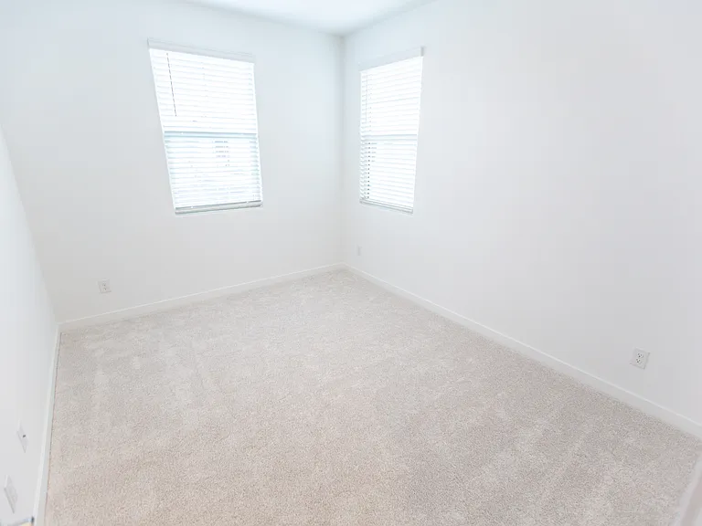 2243 E Ridgewood Ln — Photo 30