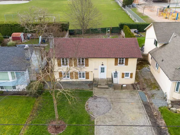 15894 Thrift Ave, White Rock, BC V4B 2M8