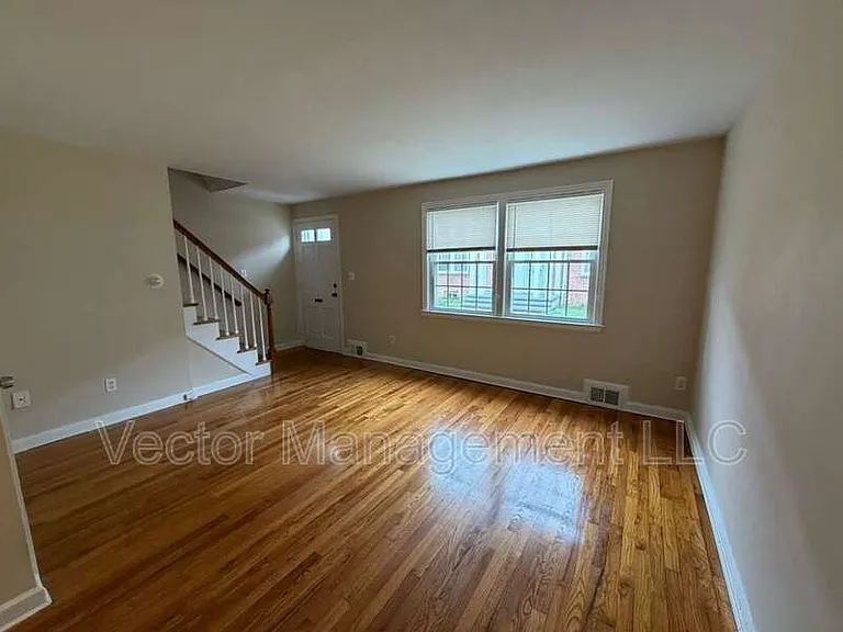 1160 Whitney Ave E — Photo 4
