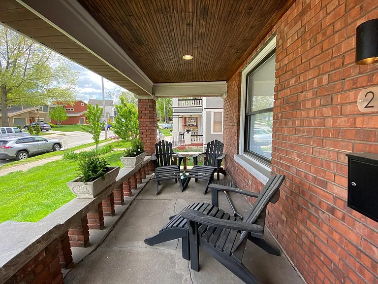 2704 Charlotte St — Photo 2