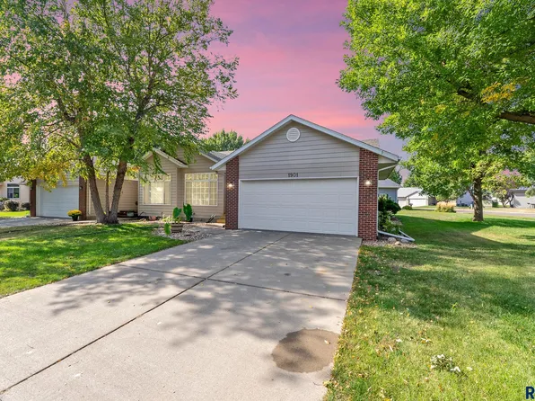 1901 S Edinborough Dr, Sioux Falls, SD 57106
