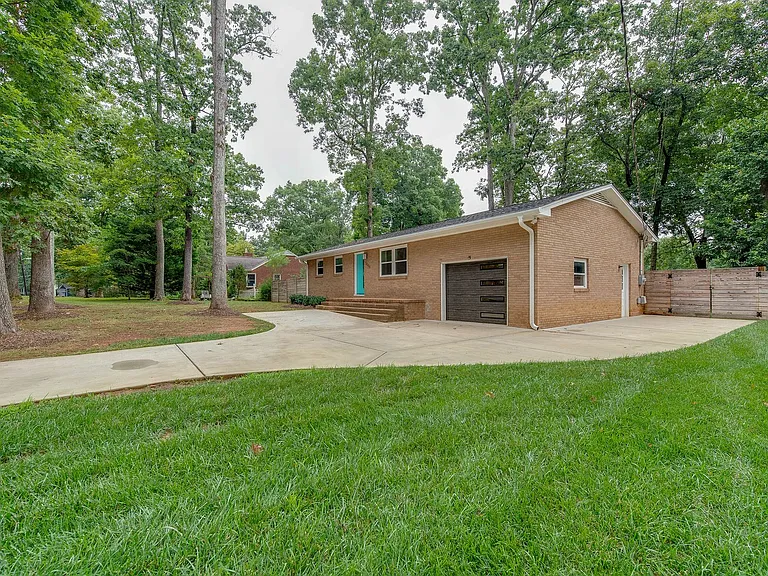 5646 Oak Dr — Photo 3