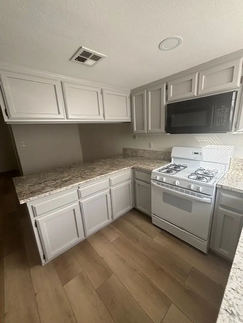 Newly Renovated 2-Bedroom Townhouse with 2-Car Garage in Quailwood Move-In Ready! — Photo 4