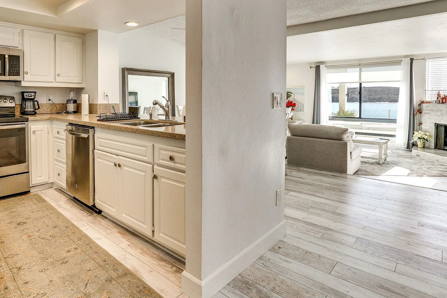 3 bed, 2.0 bath, 1463 sqft, $5,215 — Photo 3