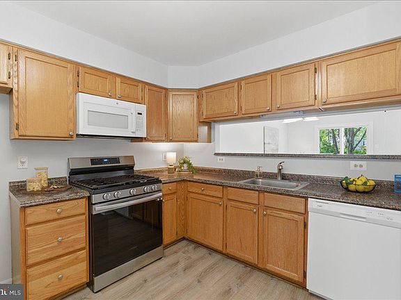 5th image of 6046 Raina Dr