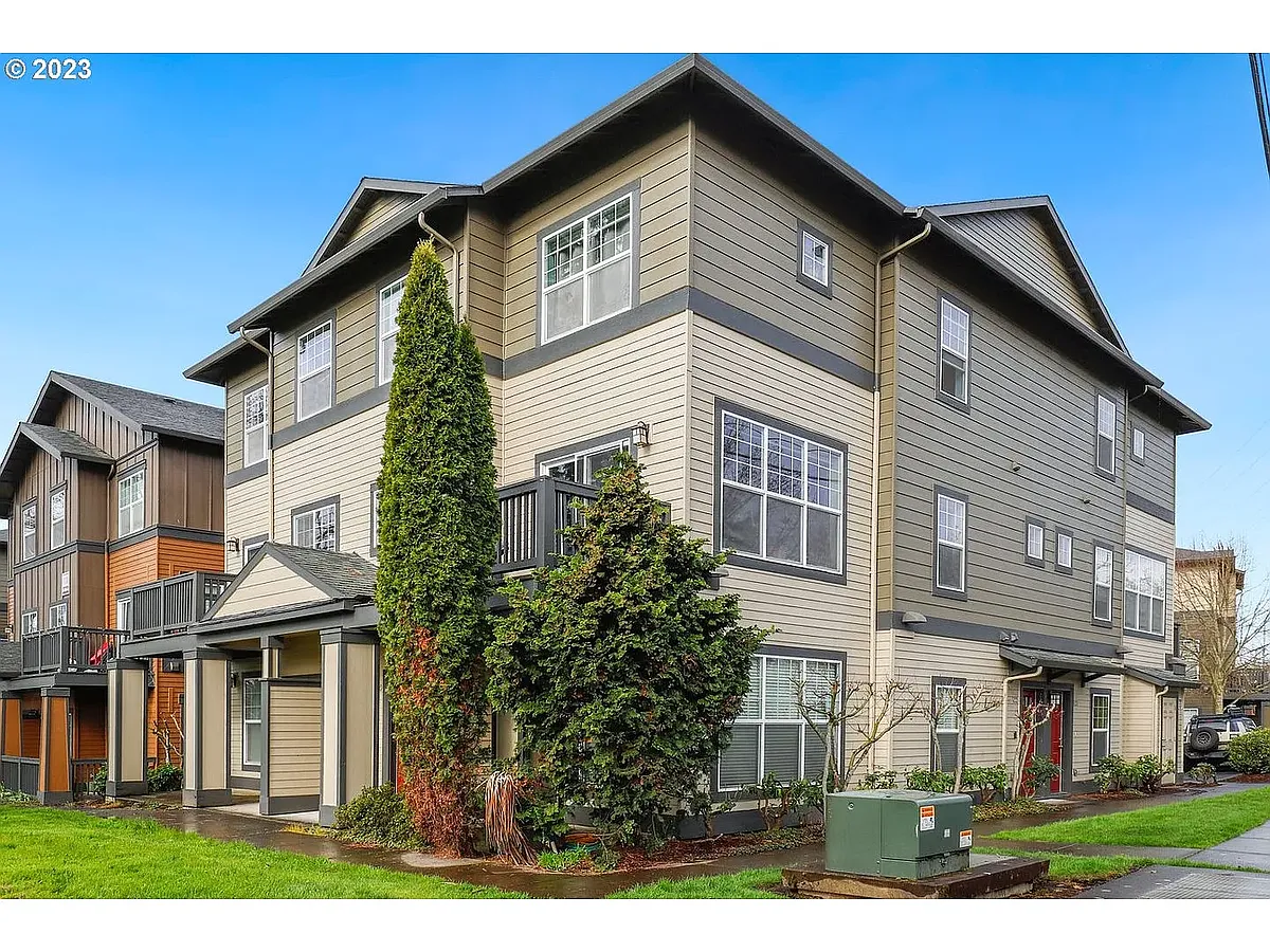 Building Photo - 1120 SW 170th Ave #201