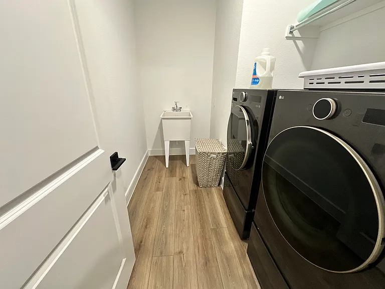 724 Danbury St — Photo 25