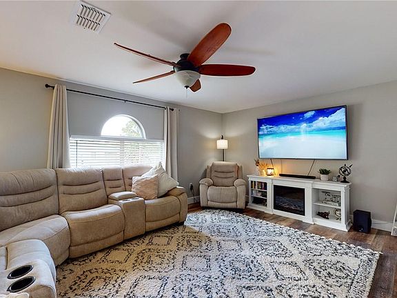 4th image of 8515 103rd Ct