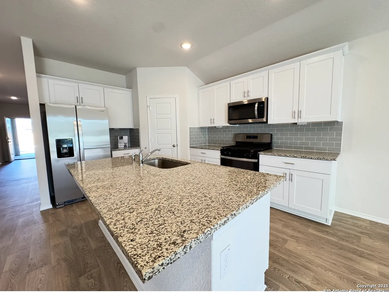 4 bed, 1816 sqft, $2,200 — Photo 2