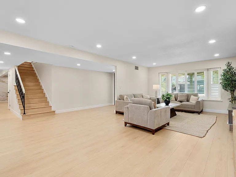 9851 Cloverdale Ave — Photo 26