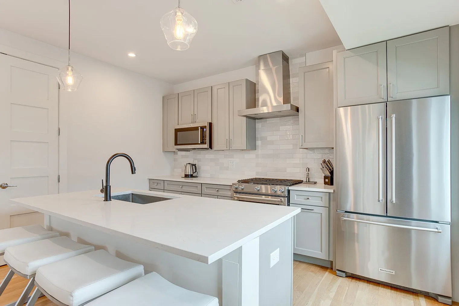 2 bed, 2.0 bath, 1399 sqft, $3,737 — Photo 4
