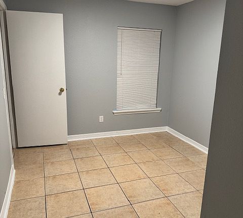 5th image of 2632 Lehigh Ave #B
