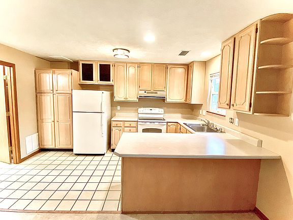 3rd image of 421 Forest Ave APT A