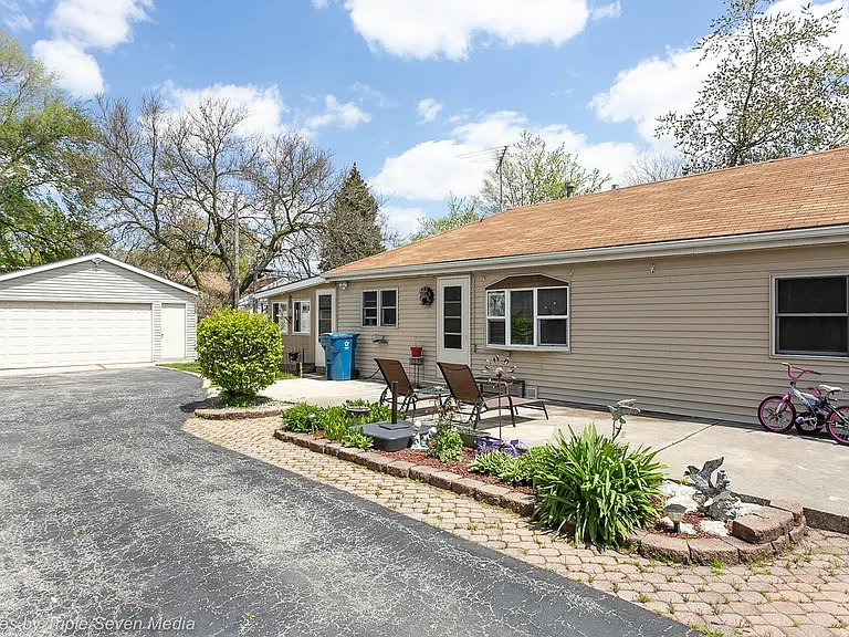 7134 W 74th Pl — Photo 3