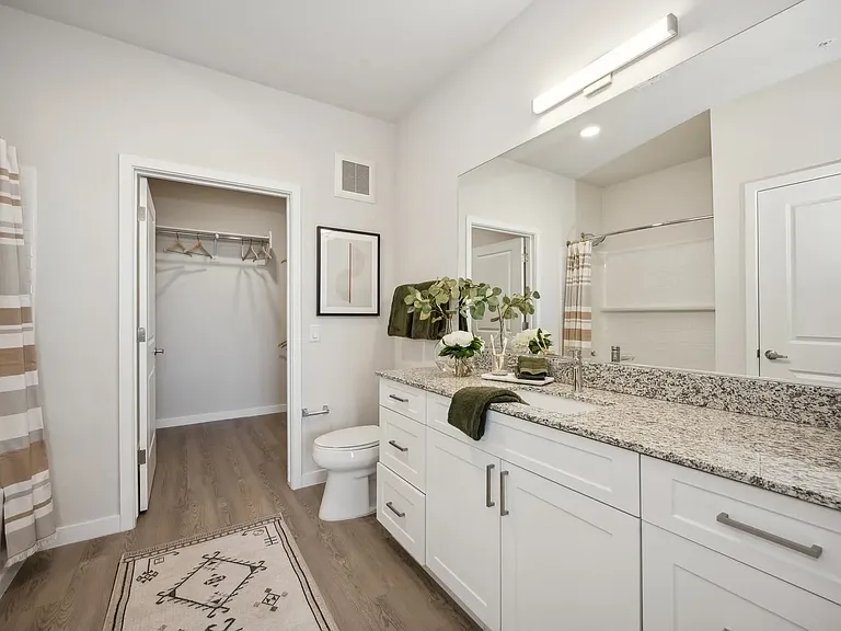 Longbow Luxury Apartments — Photo 48