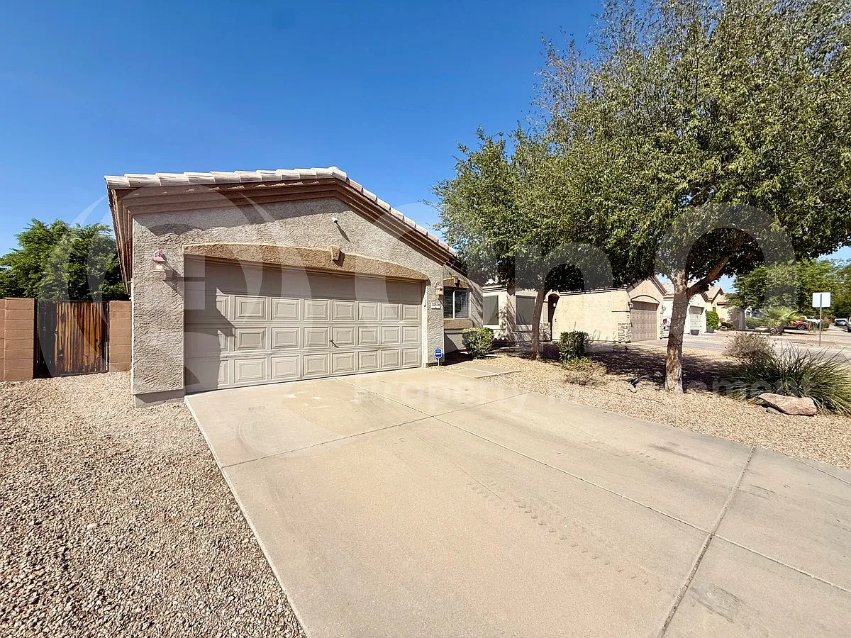3 bed, 2.0 bath, 1385 sqft, $2,000 — Photo 2