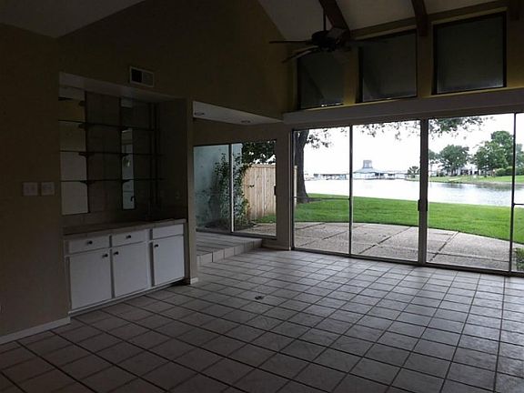 2nd image of 3934 Knollcrest Dr