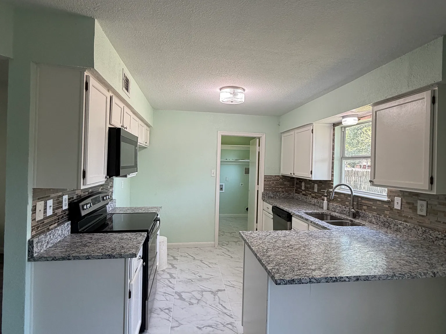 3 bed, 1501 sqft, $2,200 — Photo 3