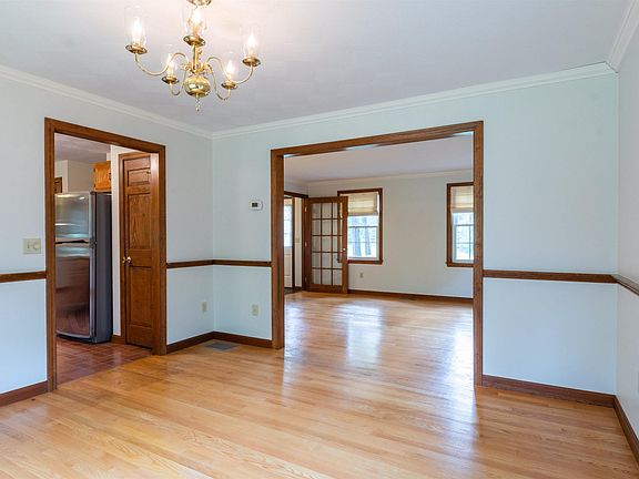 4th image of 144 Coburn Ave