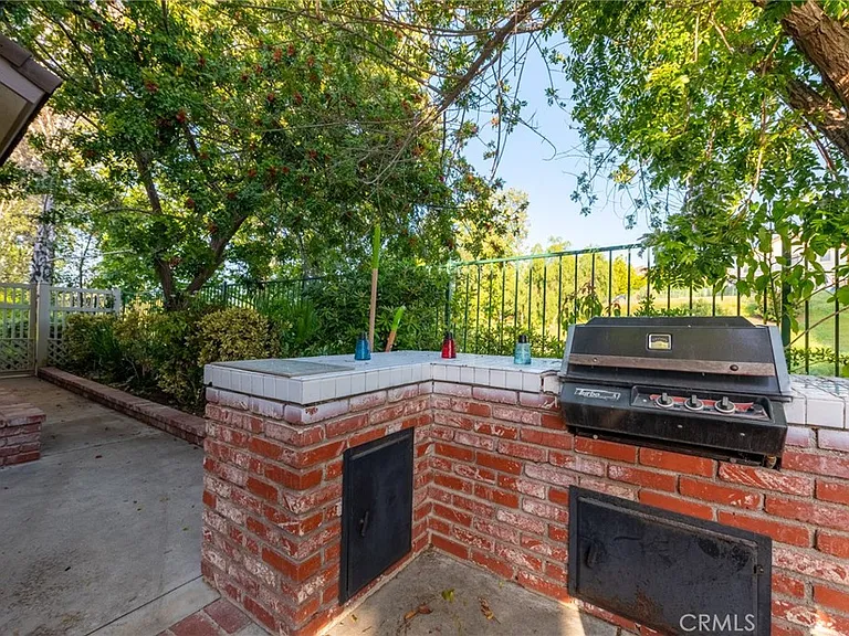 10 Valley Crest Rd — Photo 38