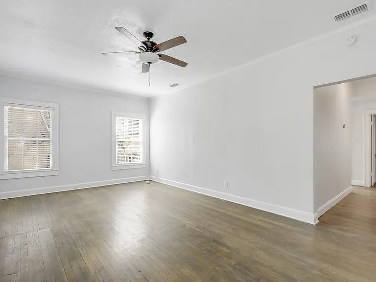 403 E 32nd St — Photo 5
