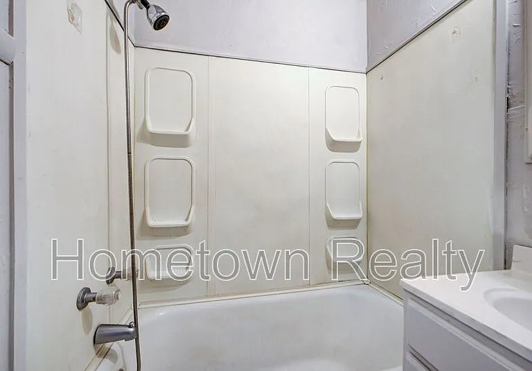 527 W Dill St — Photo 20