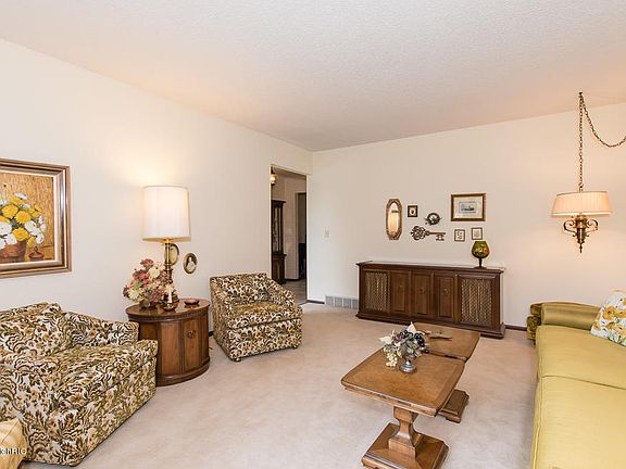 5th image of 1179 Lakeside Dr S