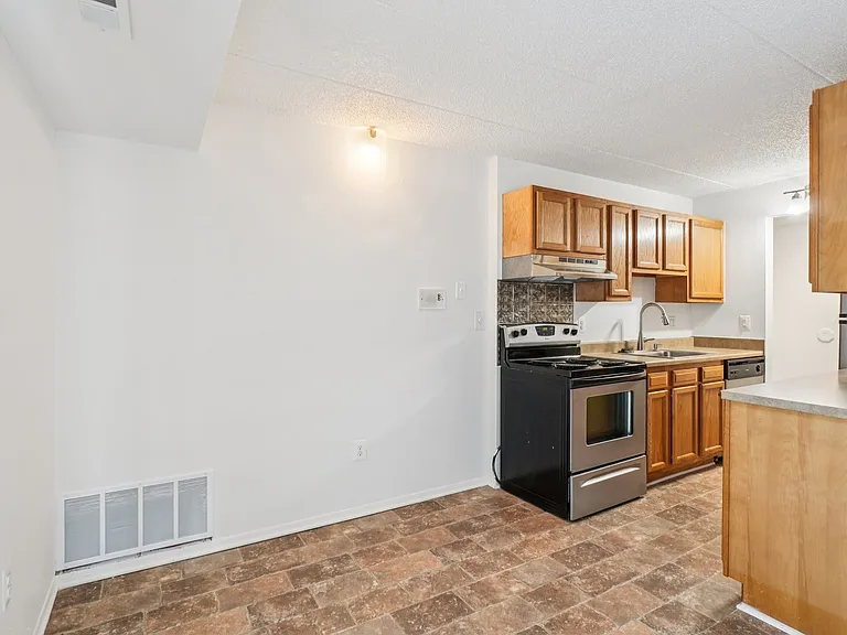 Riverside Village Apartments — Photo 82