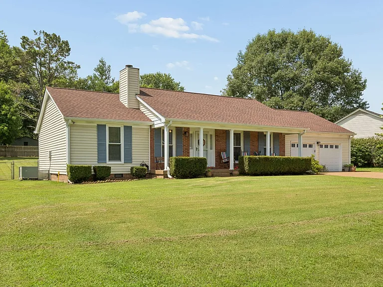 504 Riverview Dr — Photo 1