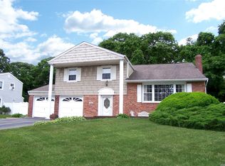 29 Linden St, Selden, NY 11784