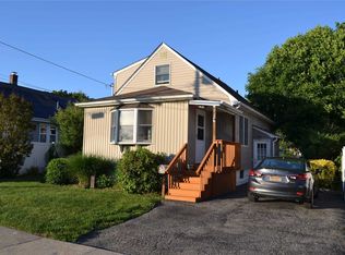 564 Pecan St, Lindenhurst, NY 11757