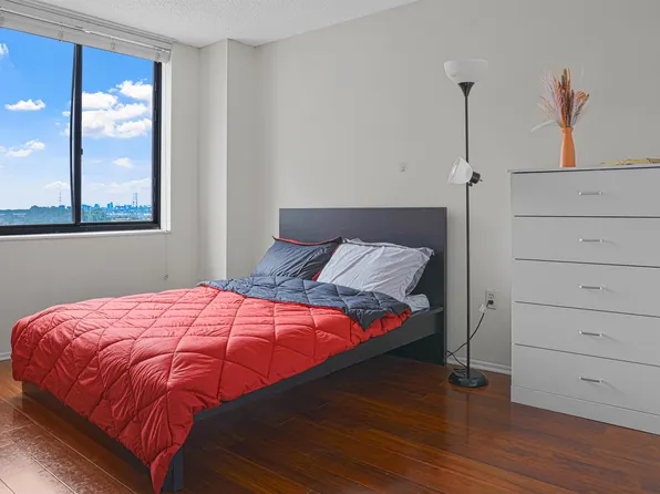 426 Harmon Cove Tower image 9 of 18