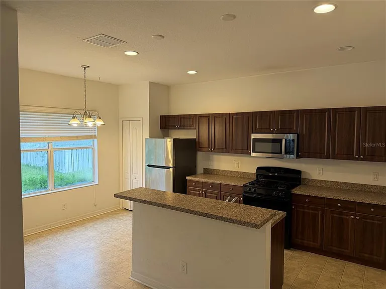 11858 Forest Park Cir — Photo 4
