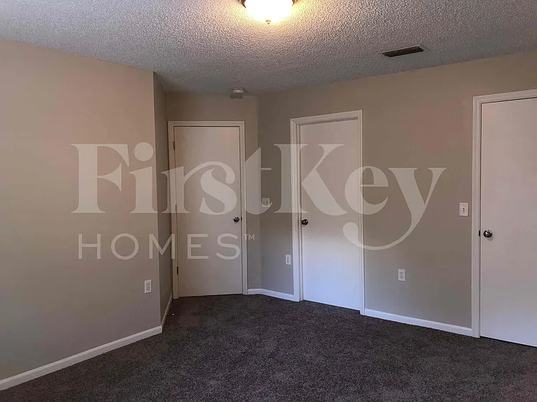 2137 Featherwood Dr W — Photo 5