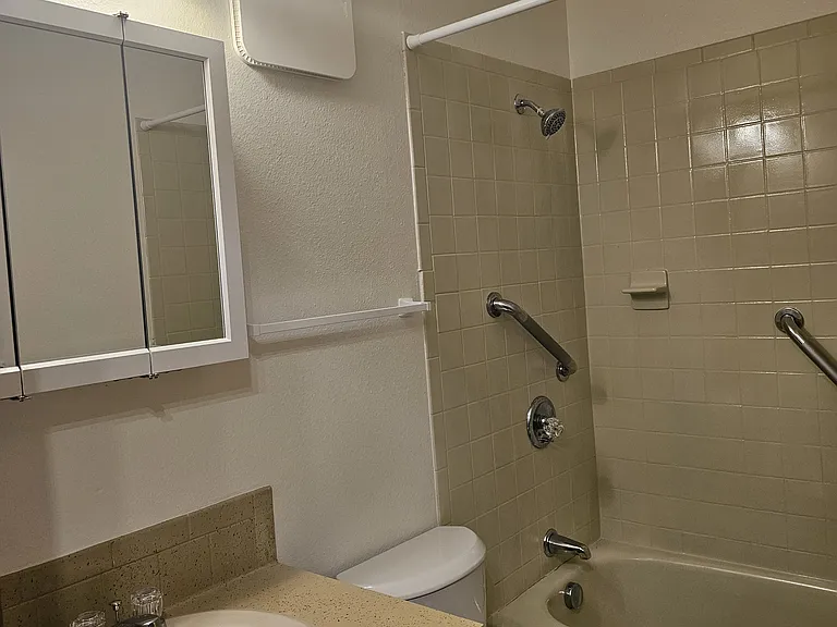 Chateau Villa Apartments — Photo 7