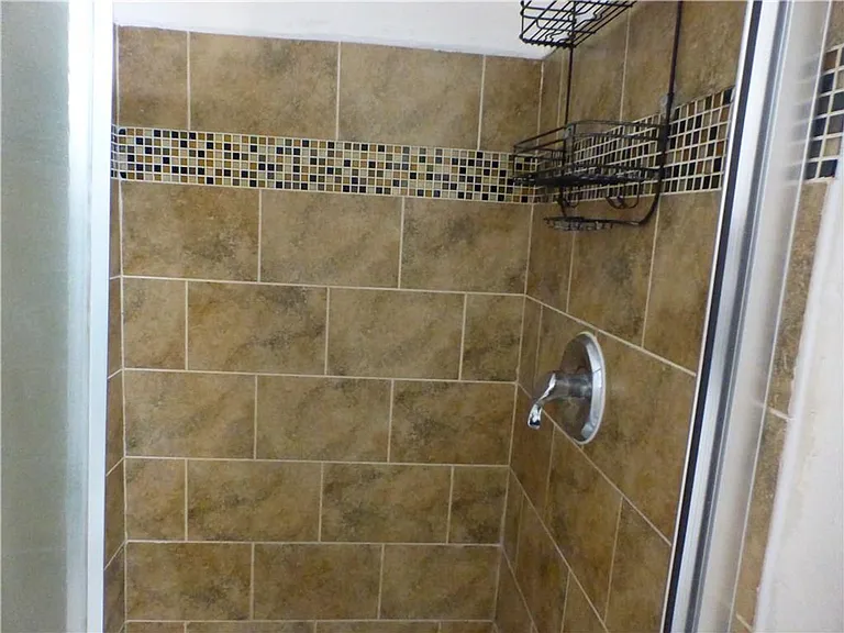 1572 Crown View Dr — Photo 16