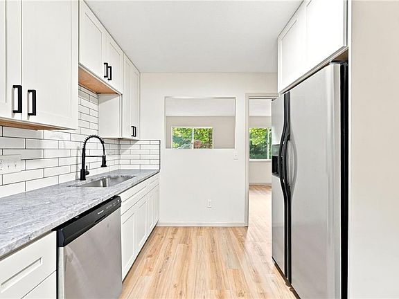 3rd image of 7913-15 Grandview St